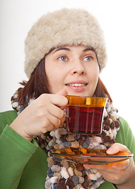 mulher sorridente com chapéu de pele com xícara de chá - eastern european glass fur tea - fotografias e filmes do acervo