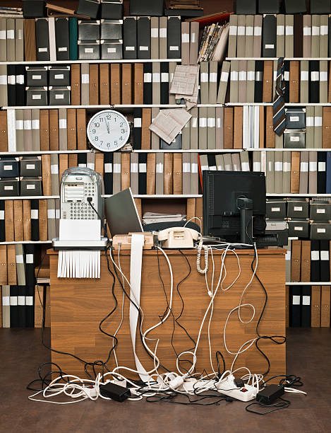 desordenado de oficina - telephone old old fashioned desk fotografías e imágenes de stock
