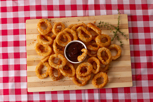 fried onion rings with barbecue cream