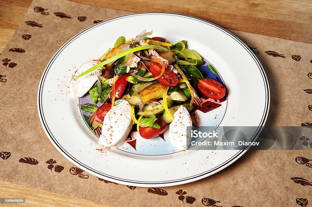 Salat mit Hühnchen und Gemüse - Lizenzfrei Fotografie Stock-Foto