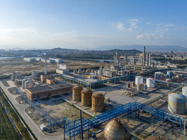 vue aérienne d’une grande usine chimique - night sewage treatment plant water oil refinery photos et images de collection