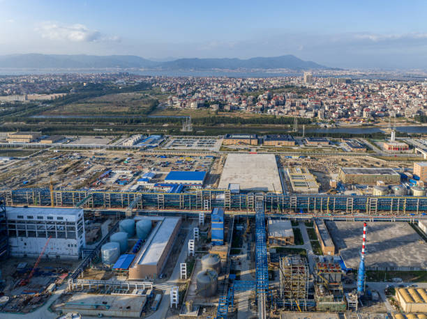 vue aérienne d’une grande usine chimique - night sewage treatment plant water oil refinery photos et images de collection