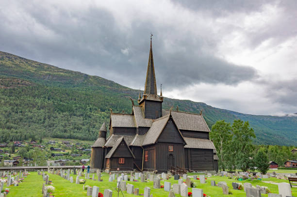 iglesia de madera de lom - lom church stavkirke norway fotografías e imágenes de stock