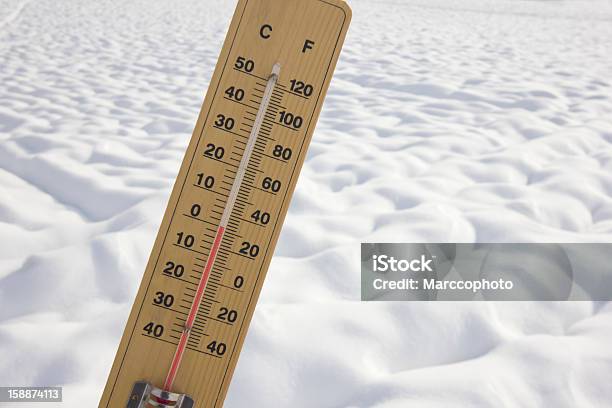 Zero Gradi Sul Campo Di Neve - Fotografie stock e altre immagini di Albero - Albero, Ambientazione esterna, Attrezzatura