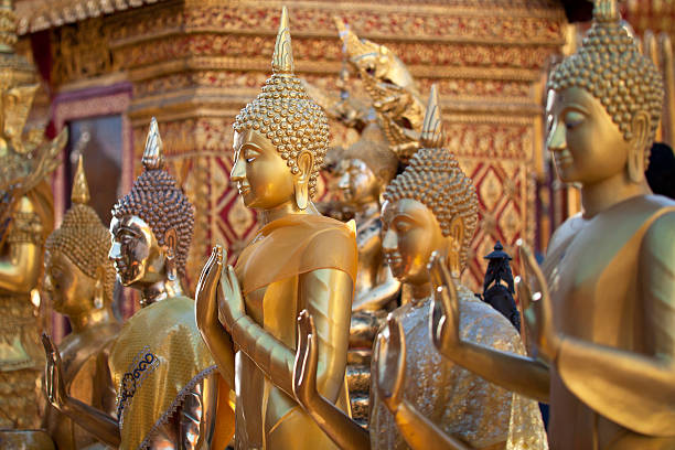 Reihe von goldenen Buddhas – Foto