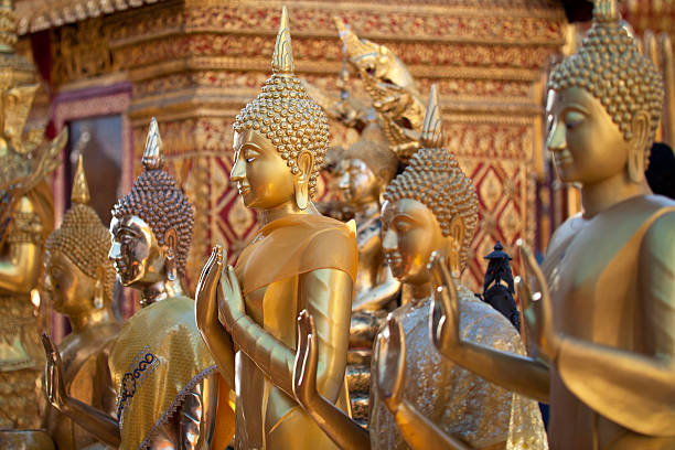 Cтоковое фото Ряд gold Buddhas