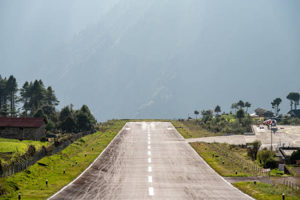 view of short airport runway of tenzing–hillary airport (known as lukla airport) in lukla, nepal. - lukla imagens e fotografias de stock