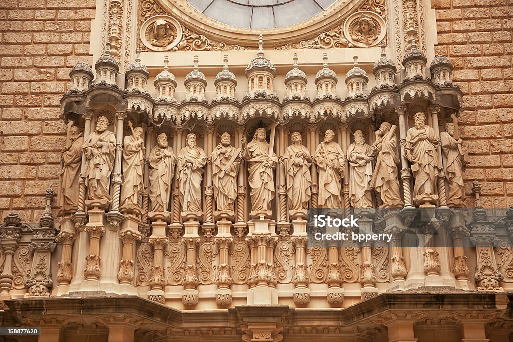 エアキリスト像の正面玄関の修道院モンセラートカタロニア、スペイン - イエス キリストのロイヤリティフリーストックフォト
