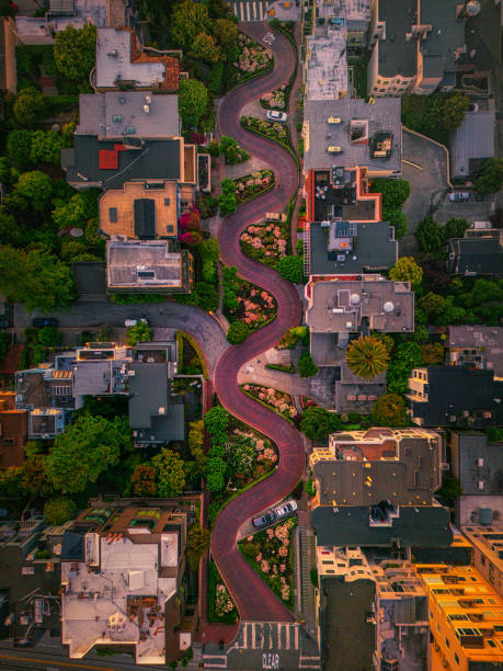 vista aérea da rua do lombard - lombard street city urban scene city life - fotografias e filmes do acervo