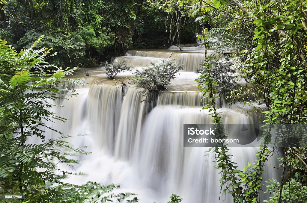 Влажный тропический Водопад, Таиланд - Стоковые фото Huai Mae Khamin роялти-фри