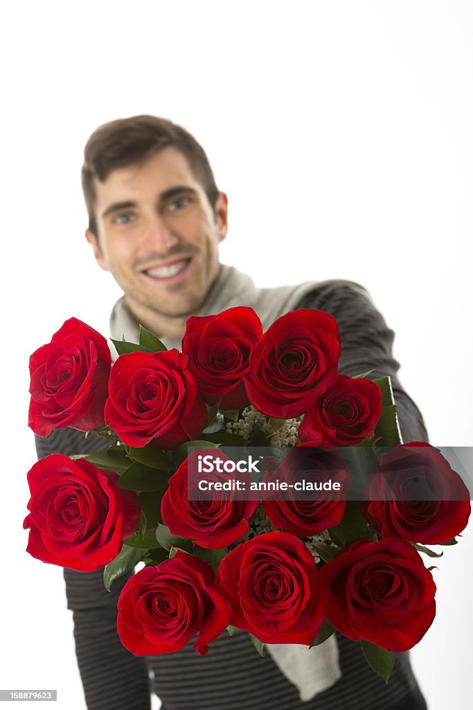 Jovem homem bonito com rosas vermelhas - Foto de stock de 20 Anos royalty-free