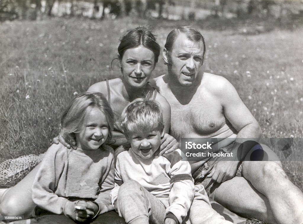 Vintage Foto der jungen Paar mit Kindern im Garten - Lizenzfrei Retrostil Stock-Foto