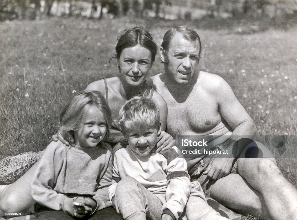Vintage foto de casal jovem com crianças no jardim - Foto de stock de Estilo retrô royalty-free