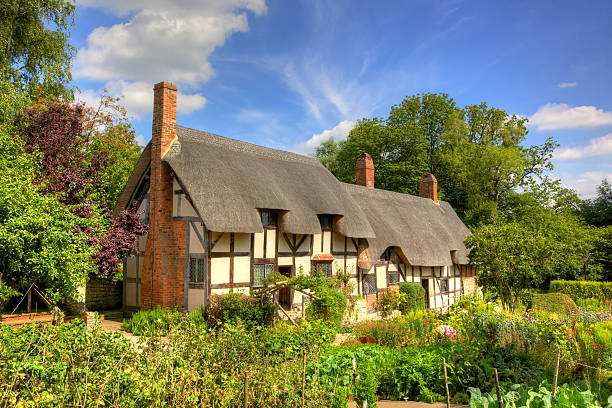 Anne Hathaway's Cottage in Shottery, Warwickshire, England Anne Hathaway's Cottage, the farmhouse where the wife of William Shakespeare lived as a child, is in the village of Shottery, Warwickshire, England, about 1 mile west of Stratford-upon-Avon. elizabethan style stock pictures, royalty-free photos & images