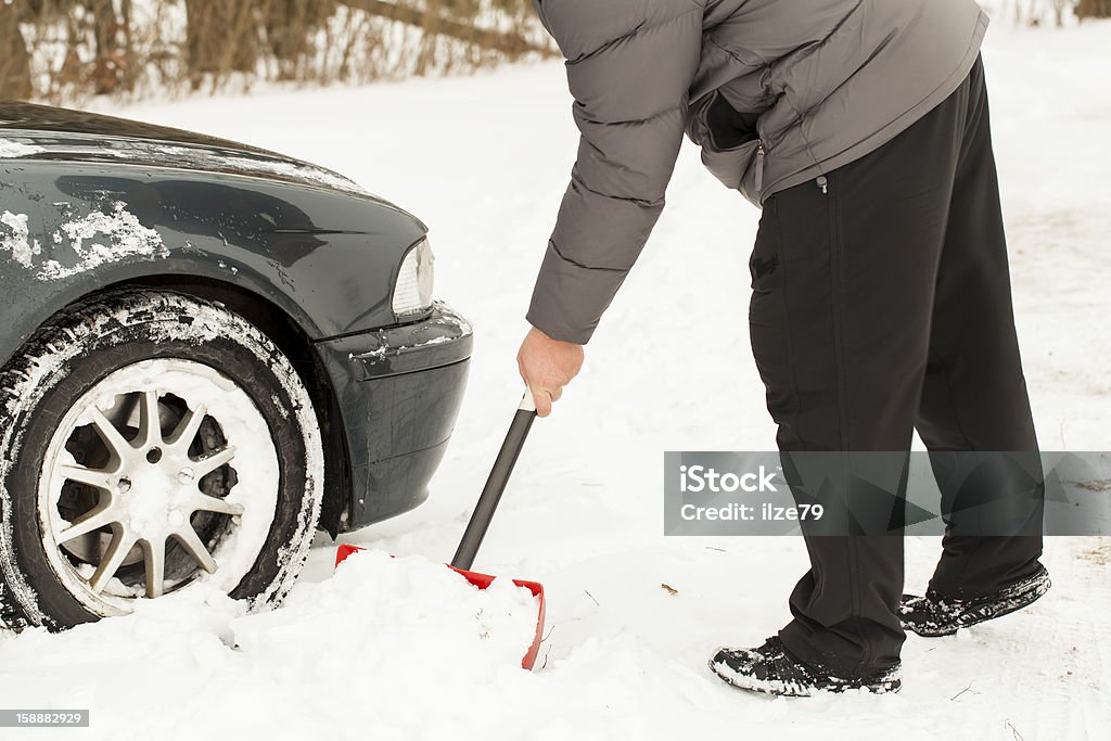 Mann mit eine Schneeschaufel nahe dem Auto - Lizenzfrei Auto Stock-Foto