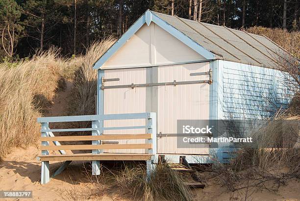 Singolo Cabina Da Spiaggia A Hunstanton Norfolk Nel Regno Unito - Fotografie stock e altre immagini di Costa - Caratteristica costiera