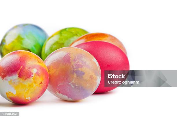 Ovos De Páscoa Coloridos Em Vibrantes Cores - Fotografias de stock e mais imagens de Colorido - Colorido, Comemoração - Conceito, Comemoração Religiosa