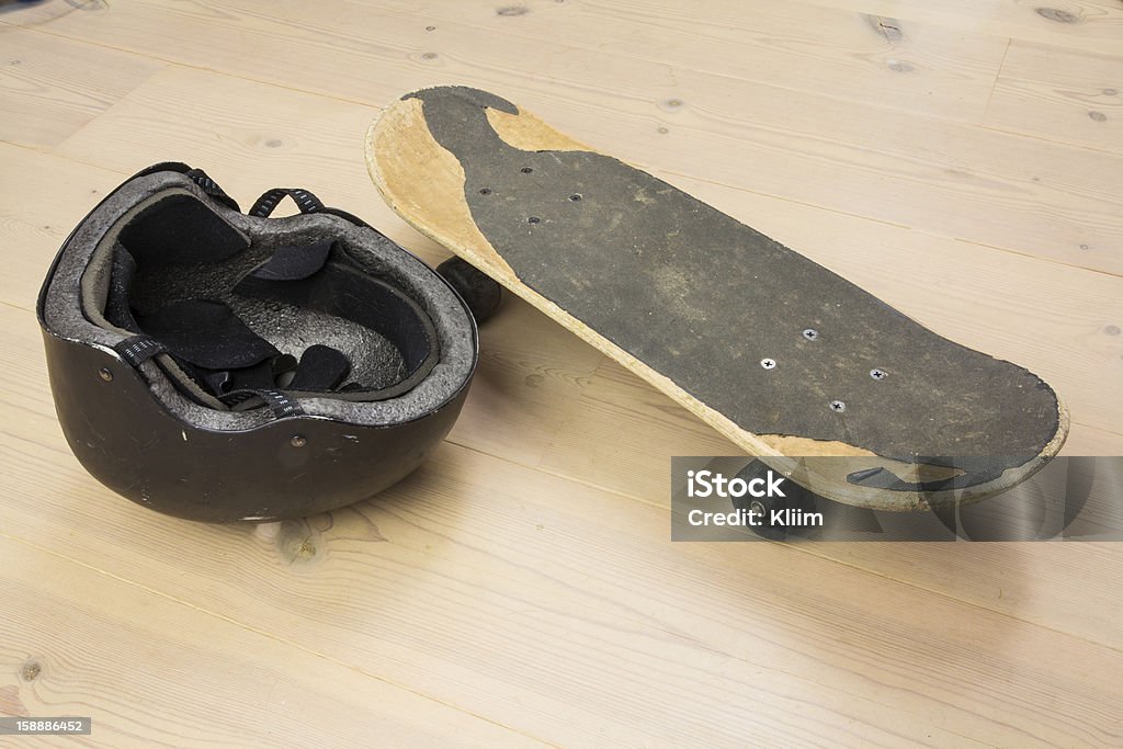 스케이트보드 및 호위적 헬멧 - 로열티 프리 스케이트보드 타기 스톡 사진