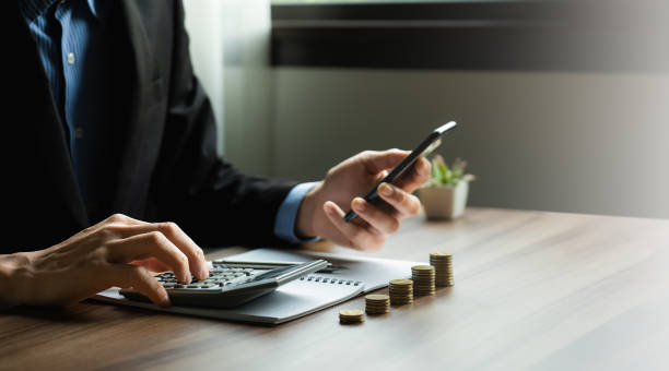 Businessman calculates investment income, financial business investments analyze risks, research companies, consult experts, plan wisely for financial goals. insurance companies, mutual funds, stocks el empresario calcula los ingresos de inversión, las inversiones comerciales financieras analizan los riesgos, investigan a las empresas, consultan a los expertos, planifican sabiamente los objetivos financieros. compañías de seguros, fondos mutuos, acc