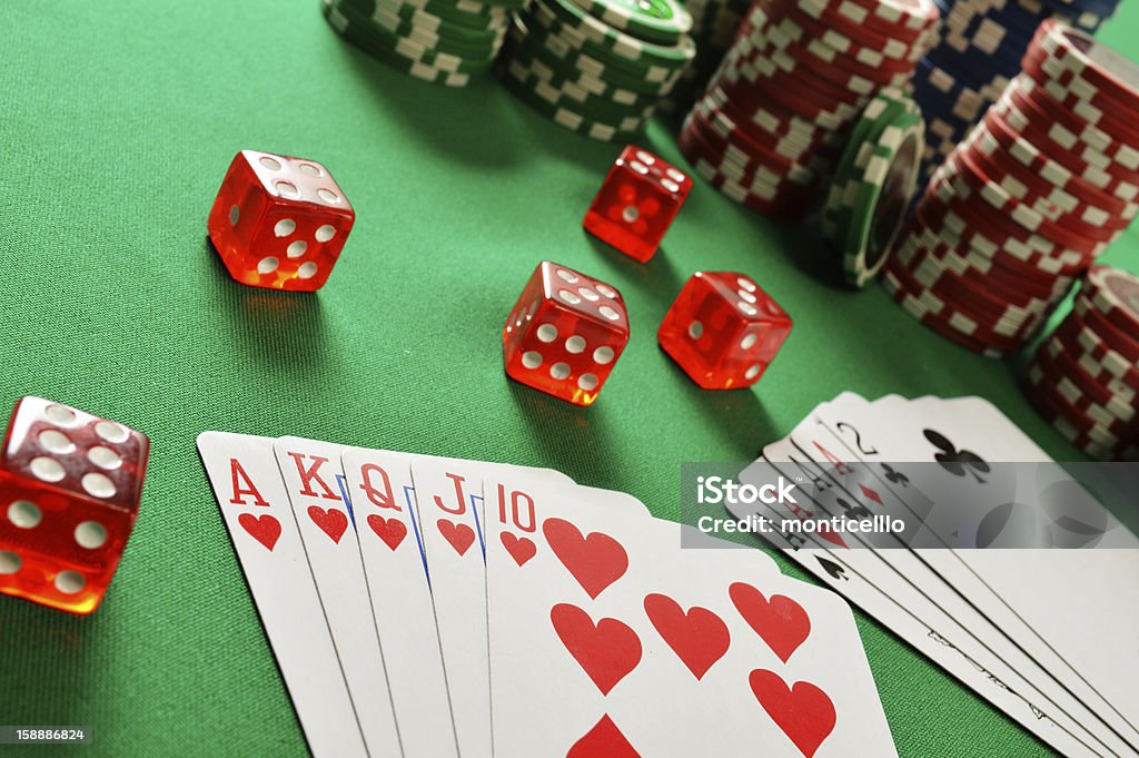 Композиция с игральных карт на зеленый стол - Стоковые фото Азартные игры роялти-фри