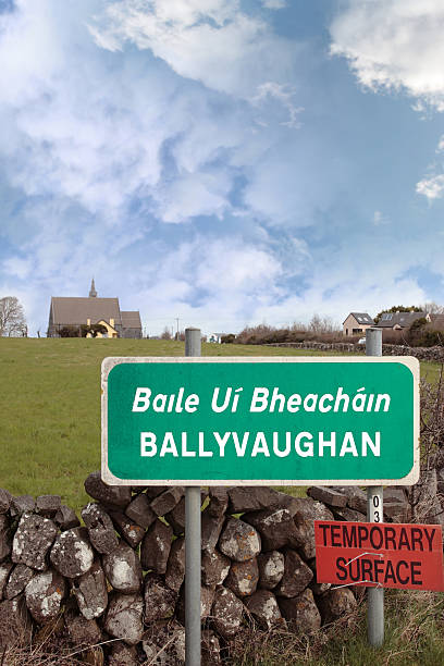ballyvaughan irlandés señal - county clare the burren ballyvaughan stone fotografías e imágenes de stock