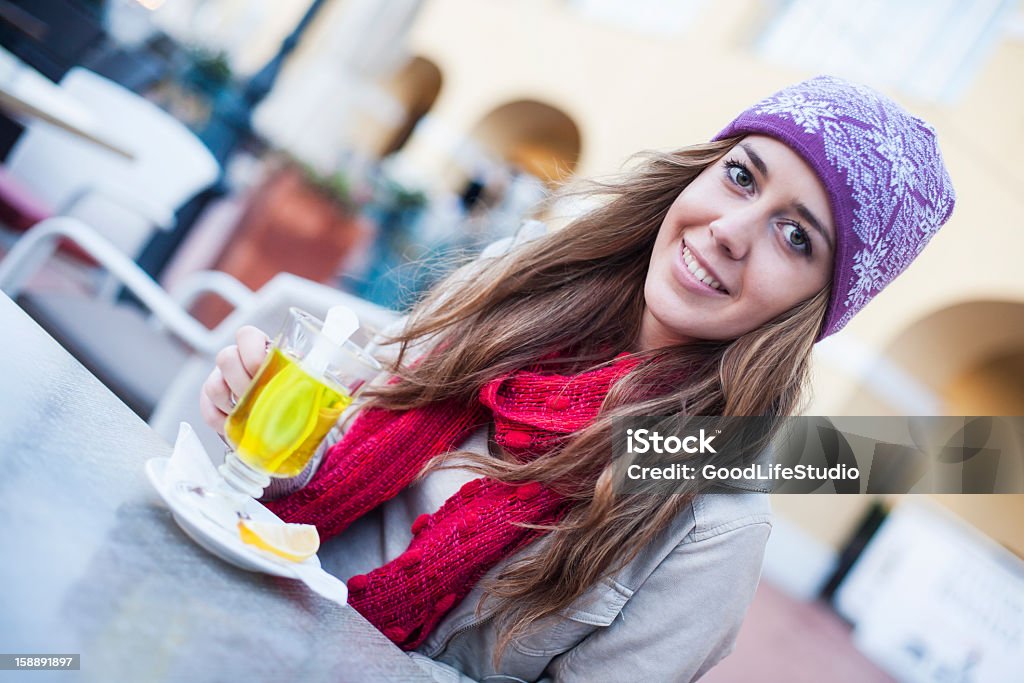 Chica con té - Foto de stock de 20 a 29 años libre de derechos