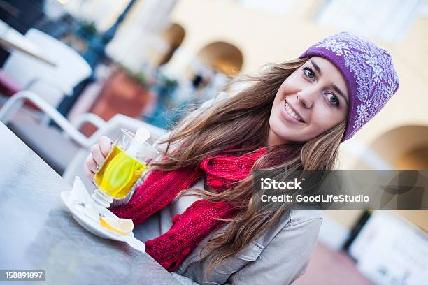 Chica Con Té Foto de stock y más banco de imágenes de 20 a 29 años - 20 a 29 años, Adulto, Adulto joven