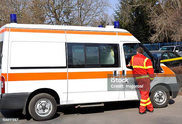 Ambulanza È In Attesa - Fotografie stock e altre immagini di Adulto - Adulto, Ambientazione esterna, Ambulanza