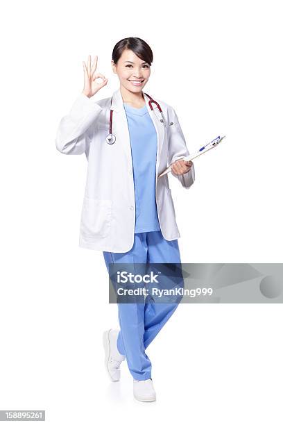 Lächelnd Ärztin Mit Ok Geste Stockfoto und mehr Bilder von Arzt - Arzt, Fotografie, Gestikulieren