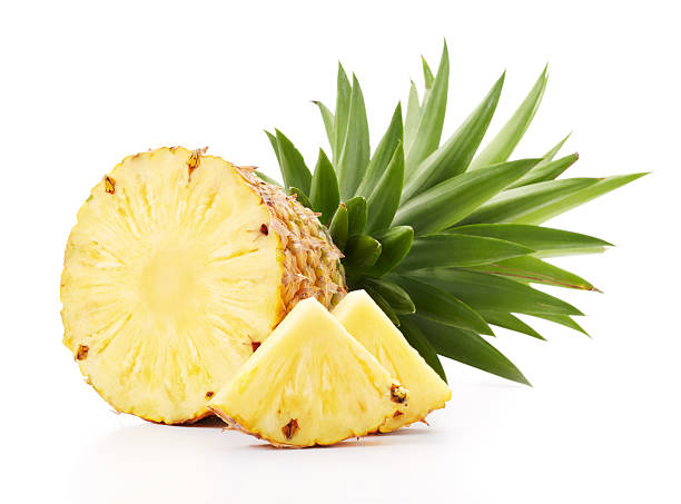 Photo libre de droit de Épluché Ananas Avec Des Feuilles Vert Isolé Sur  Blanc banque d'images et plus d'images libres de droit de Épluché - iStock