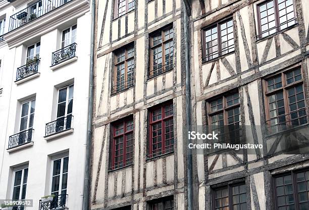 Media De Madera Casas En París Foto de stock y más banco de imágenes de Alrededor del siglo XIV - Alrededor del siglo XIV, Arquitectura exterior, Balcón