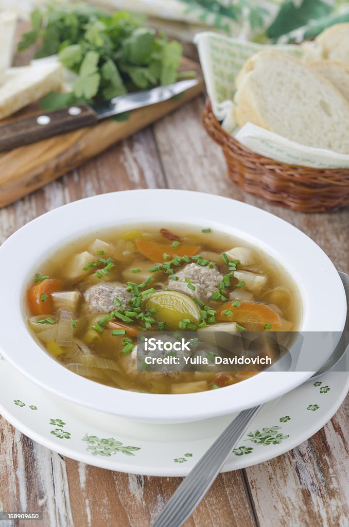プレート、ミートボールの�野菜スープ - スプーンのロイヤリティフリーストックフォト