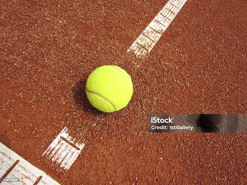 Il campo da tennis linea con sfera - Foto stock royalty-free di Ambientazione esterna