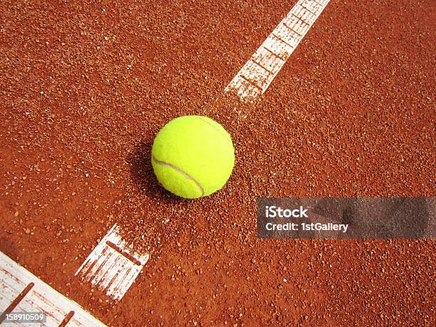 Теннисный Корт С Мячом — стоковые фотографии и другие картинки Без людей - Без людей, Буква T, Выборочная фокусировка
