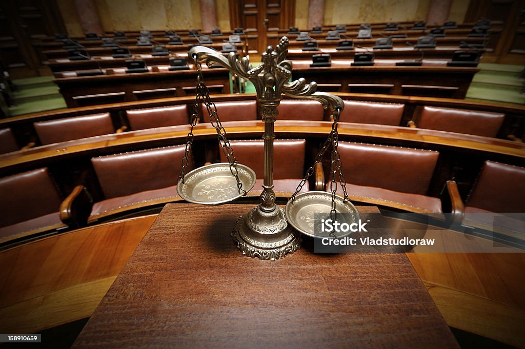 Decorativa Balança da Justiça na Sala de Tribunal - Royalty-free Sala de Tribunal Foto de stock