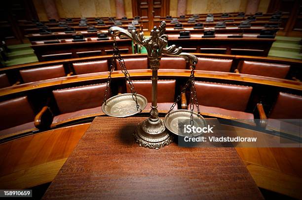 Decorativa Balança Da Justiça Na Sala De Tribunal - Fotografias de stock e mais imagens de Sala de Tribunal - Sala de Tribunal, Balança da Justiça, Julgamento - Procedimento Legal