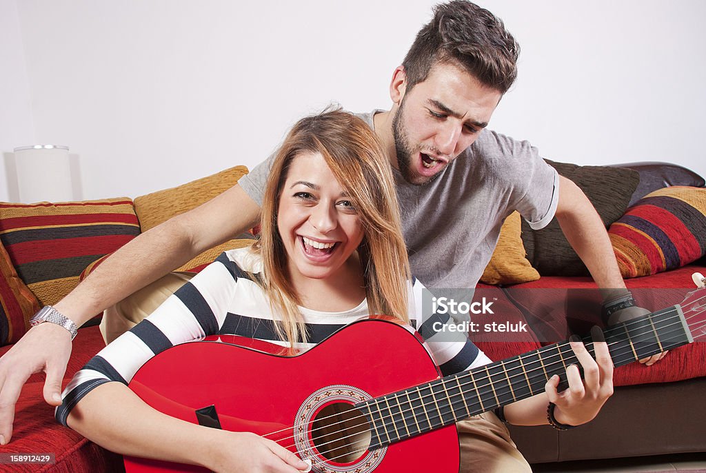 Amigos se divertindo tocando guitarra - Foto de stock de 20-24 Anos royalty-free