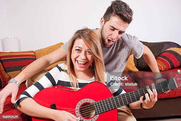 Foto de Amigos Se Divertindo Tocando Guitarra e mais fotos de stock de 20-24 Anos - 20-24 Anos, Adolescente, Adolescentes Meninas