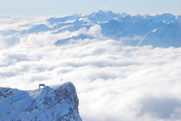 쥬크슈피체, 독일 - european alps mountain crucifix zugspitze mountain 뉴스 사진 이미지