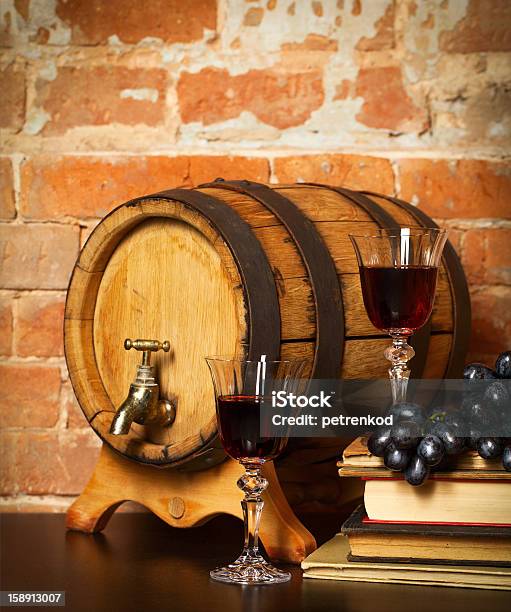Ретро Натюрморт С Красным Вином И Barrel — стоковые фотографии и другие картинки Бочка для вина - Бочка для вина, Водопроводный кран, Алкоголь - напиток