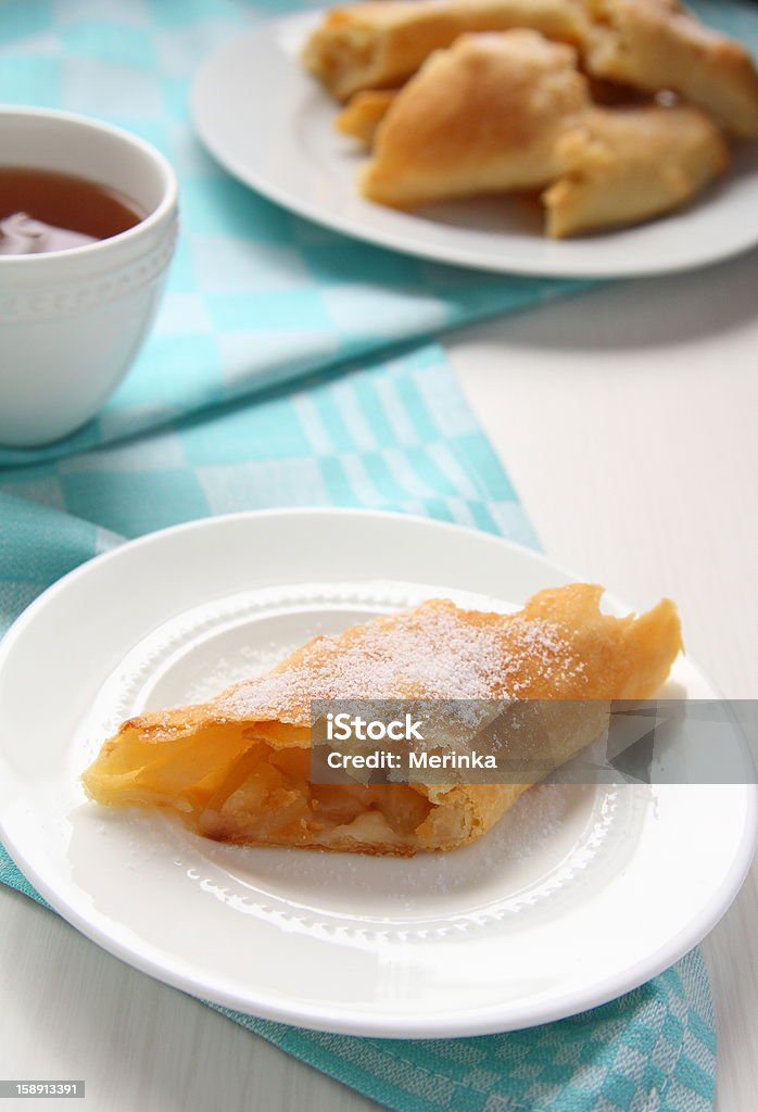 Frescos, Apfelstrudel em um prato com toalha azul - Foto de stock de Almoço royalty-free