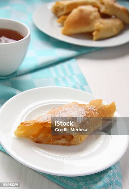 Foto de Frescos Apfelstrudel Em Um Prato Com Toalha Azul e mais fotos de stock de Almoço - Almoço, Azul, Açúcar