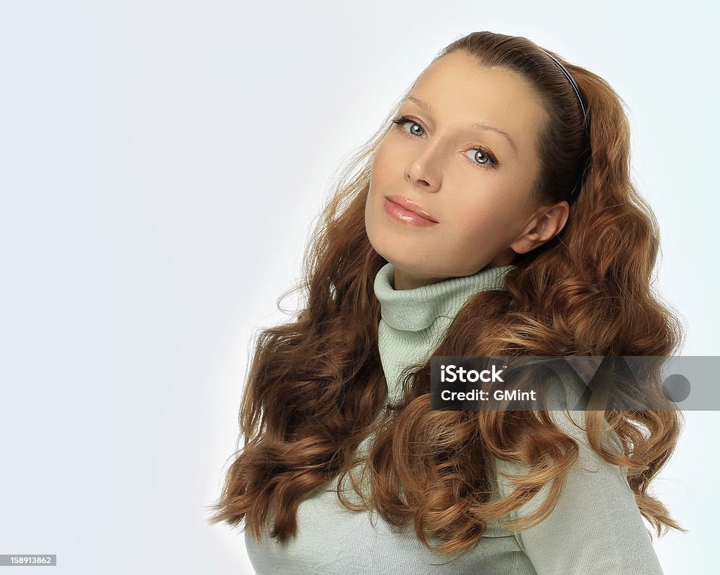 Retrato de uma bela jovem mulher com cabelo longo castanho - Foto de stock de 25-30 Anos royalty-free