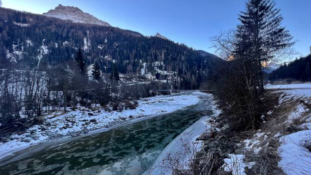 река инн в швейцарии граубюнден направление тироль ландек между наудерсом и мартиной скуоль санкт-мориц - mountain switzerland scuol mountain peak стоковы�е фото и изображения