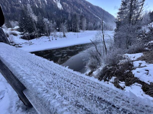 река инн в швейцарии граубюнден направление тироль ландек между наудерсом и мартиной скуоль санкт-мориц - mountain switzerland scuol mountain peak стоковые фото и изображения