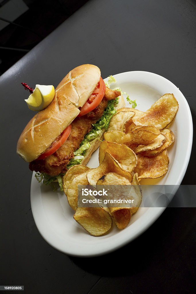 Sandwich al pesce fritto e patatine fritte - Foto stock royalty-free di Cucina Cajun