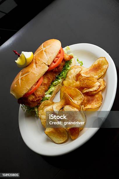Sandwich Al Pesce Fritto E Patatine Fritte - Fotografie stock e altre immagini di Cucina Cajun - Cucina Cajun, Ricette di patate, Alimentazione non salutare