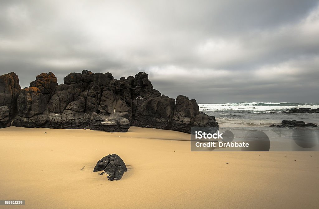 Plage et Rock Saillie rocheuse - Photo de Antique libre de droits