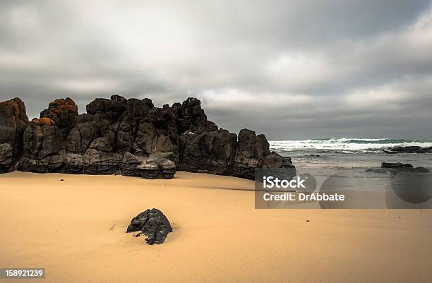 Praia E Rock Afloramento - Fotografias de stock e mais imagens de Afloramento - Afloramento, Ao Ar Livre, Arcaico