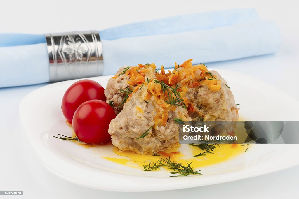 Meatballs en una placa blanca y Bayeta azul - Foto de stock de Albóndiga libre de derechos
